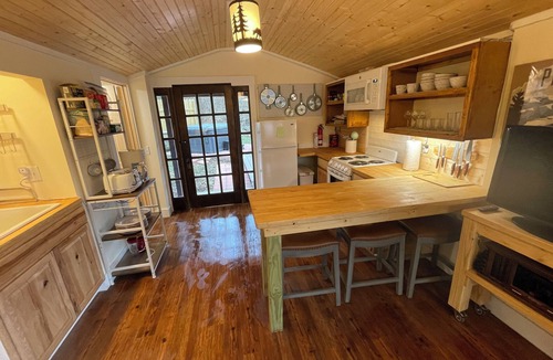 Clyde House | Mountain View Creekside Haven - pet friendly