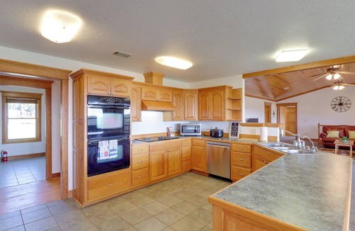 Fairfield Bay Cottage | Mountain Views + Shared Pool: Ozarks Family Home