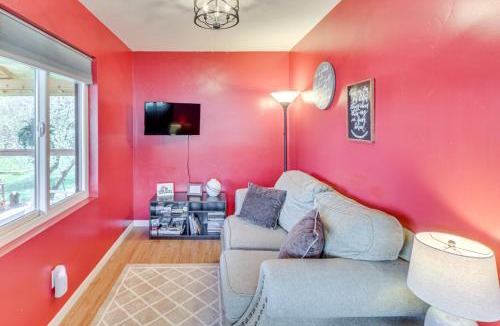Eureka Apartment | Mtn-View Eureka Apartment: Walk to Eateries!