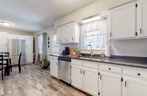 Murfreesboro House | Murfreesboro Home sleeps 9- 2 mi to Interstate- Hot Tub