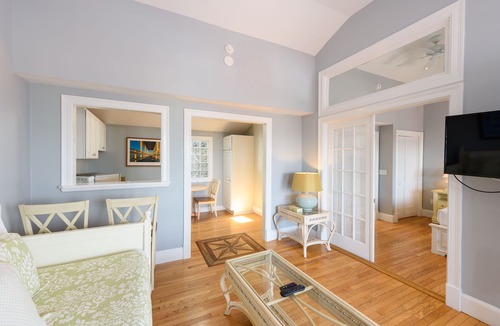Oak Bluffs Hotel | MV Surfside Hotel