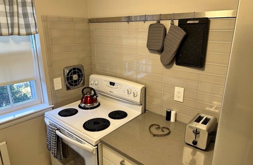 Narberth Apartment | Narberth - Quiet Street Near Downtown and Train