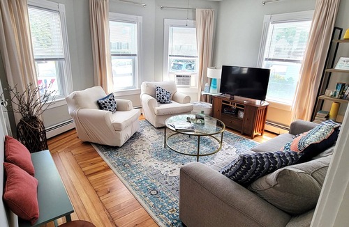 Bristol Apartment | Nautical Nook | Serene 3BR Apt Downtown by Harbor