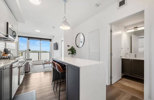 Kensington Apartment | NEW | 2 Bed | Pull out Sofa | UG Parking | AC