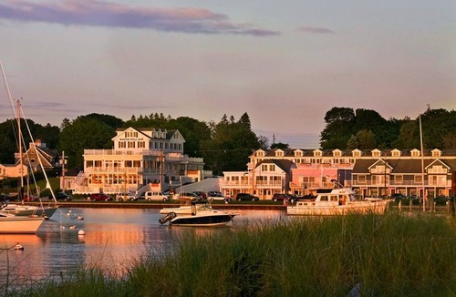 Pawcatuck Apartment | NEW Spacious 4BR on River Above Top Breakfast Spot with A/C in Quaint Stonington