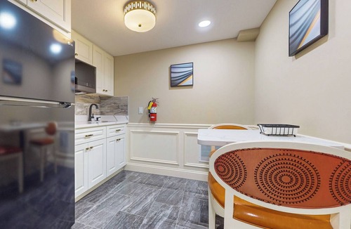 Holyoke Apartment | Nurse-Ready Studio Retreat! 2 Mi to Dtwn Holyoke