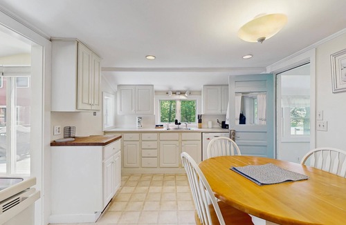 Biddeford Pool Cottage | Ocean and Sunset Views: semi private sandy beach, close to dining & Route 1