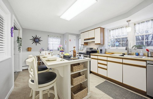 Gloucester Apartment | Ocean Breeze/8-Minute Walk to Beach