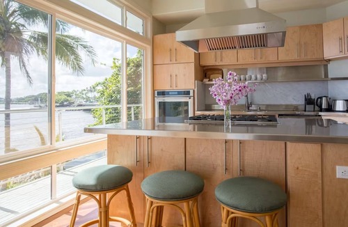 Hilo House | Oceanfront Paradise: Breathtaking 3bd/2ba with Panoramic Views of Hilo Bay