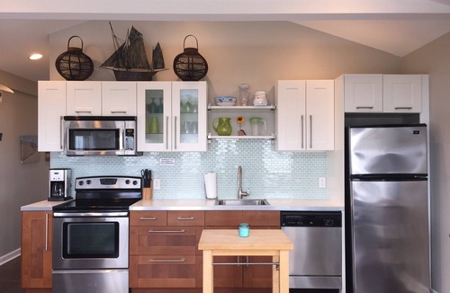 Matunuck Cottage | OCEANFRONT! Priv beach, VIEWS A/C WIFI,Streaming TV, Walkable, Relax, Memories!