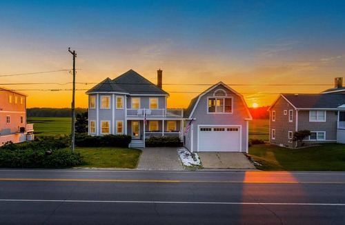 Rye House | Oceanfront Rye Beach House w/Golf Simulator