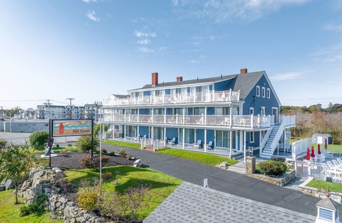 Hampton Hotel | Oceanside queen room with lounge area!