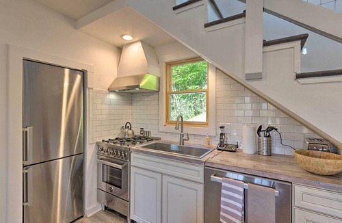 Marion House | Panoramic Mtn Views & Hot Tub! Secluded Marion Gem