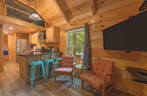 Lookout Valley Neighborhood Association Cabin | Papa Tiny Rustic Log Cabin with Private Hot Tub