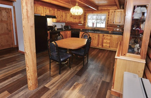 Cascade House | Peace Tree Place - Beautiful Log Home - Serene - Ample parking - WiFi - Fire pit