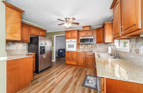 Douglas House | Peaceful almost 4 acres pond,sunroom, close to shopping restaurant's Douglas,GA