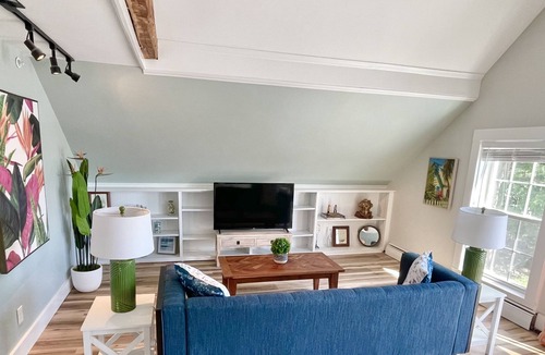Hampton Condo | Peaceful private retreat a seven minute walk to the ocean