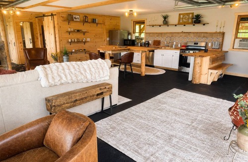 Morrisville Cottage | Peaceful studio-style cottage with mountain views just four minutes from Stowe