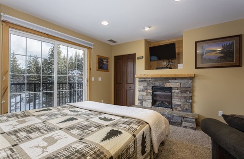 Kellogg Condo | Penthouse Studio Mountain Views; Near Silver