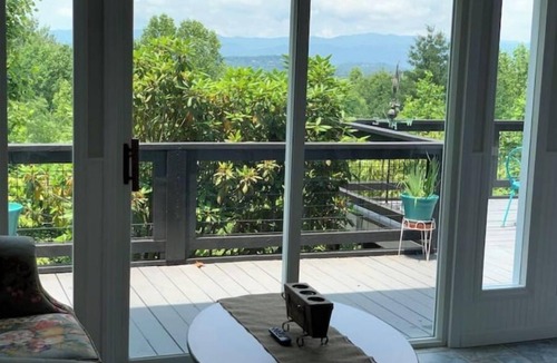 Hiawassee Apartment | Perch yourself at Robin’s Nest & enjoy spectacular views in a beautiful setting