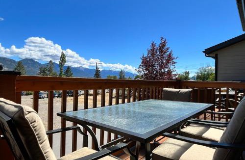 Invermere House | Perfect base Invermere 3bd townhouse mt views with garage
