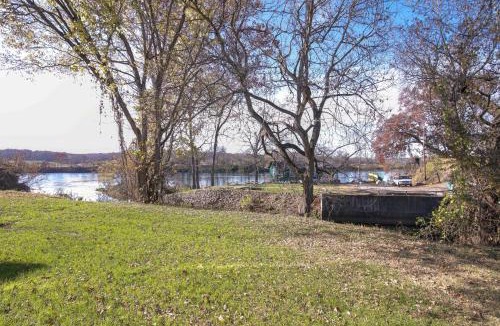Cotter House | Pet-Friendly Cotter Retreat w/Deck & Gas Grill!