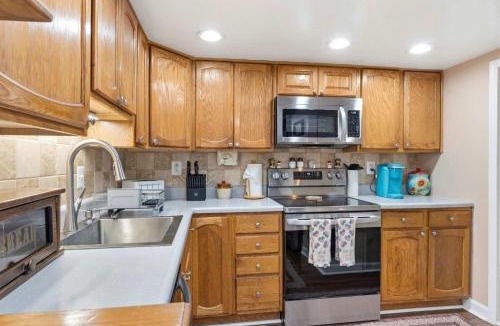 Edgewater House | Pet-Friendly Edgewater Cottage Big Fenced Yard