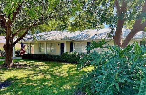 Saint Simons Island House | Pet Friendly, Large Fenced Backyard, Short walk to the Beach and Pier Village!