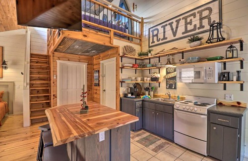 Mountain View Apartment | Pet-Friendly Studio w/Loft & Mountain Views!