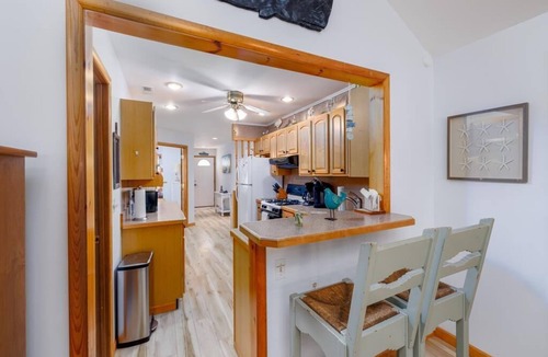 Villas House | Pet Friendly with a Pool! Steps to the Bay!