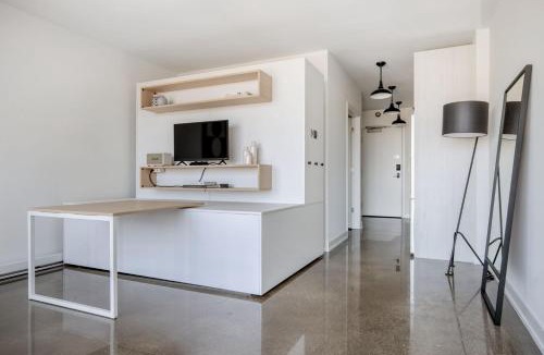 University Village / Little Italy Apartment | Pilsen studio w pool lounge nr L green line CHI-994