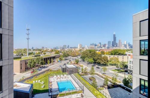 University Village / Little Italy Apartment | Pilsen studio w pool lounge nr L green line CHI-994