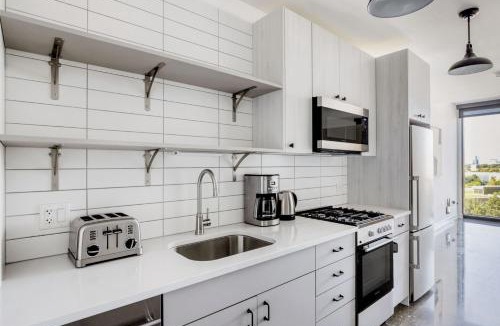 University Village / Little Italy Apartment | Pilsen studio w pool lounge nr L green line CHI-994