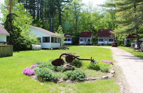 North Sebago Cottage | Pinecone Cottage-Private Beach-Pets Welcome - Round Table Lodge, Sebago, Maine