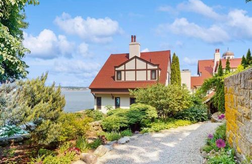 Gloucester Villa | Point Radio Cottage