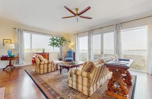 Gloucester Villa | Point Radio Cottage
