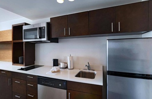 Macon Hotel | Practical Suite w/Kitchen + Pool Access | Near Tattnall Square Park - 1.9 miles