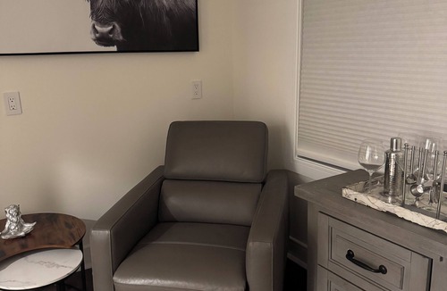 Jericho House | Private 1BR Suite with Jacuzzi in Jericho