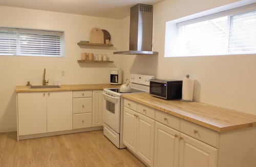 Walnut Grove House | Private 2 Bed Suite Near Highway 1, Thunderbird, Fort Langley. Pet Friendly