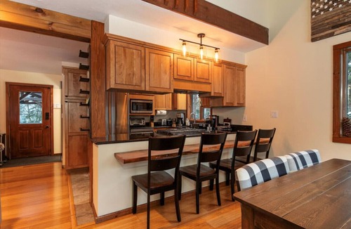 Ludlow House | Private 5BR Mountain Retreat | Walk to Buttermilk Falls, Hot Tub & Fire Pit