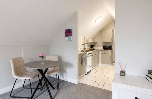 Stamford Apartment | Private A-Frame Studio Near Metro-North Queen + Kitchen + AC