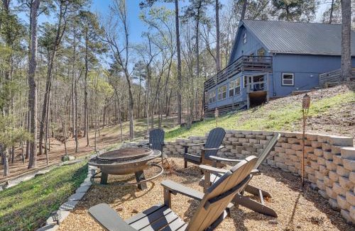 Milledgeville House | Private Beach & Dock! Cozy Lake Sinclair Cabin