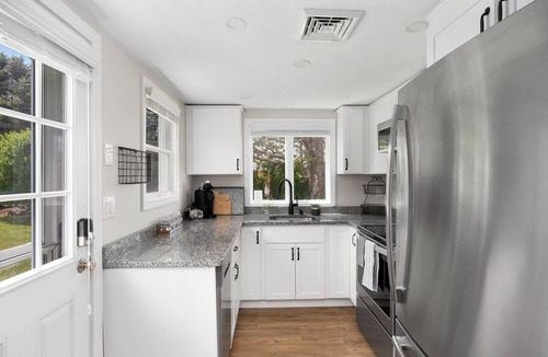 Portsmouth House | Private Beachfront Cottage Near Newport & Bristol