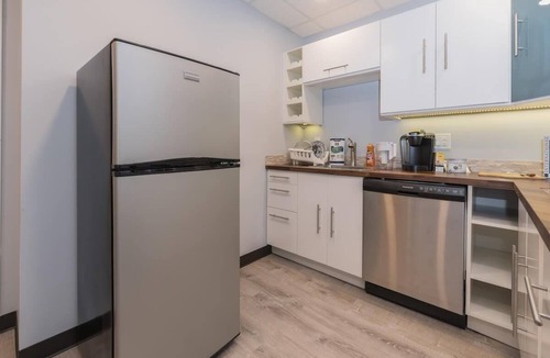 Danbury Apartment | Private Bedroom & Bathroom with Shared Kitchen 012
