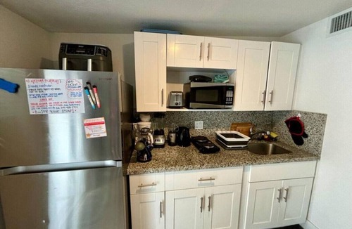 Wynwood Art District Apartment | Private & Centrally located, parking, laundry
