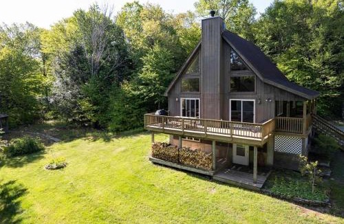 Roscoe House | Private Chalet with Fire Pit Deck and Large Yard