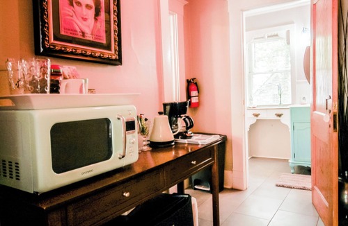 Eureka Springs Historic District House | Private, Charming Ozark Queen Eurekan Suite w/Jetted Jaccuzi & Clawfoot Tub