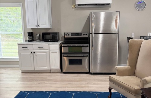 Hampton Cottage | Private Cottage Retreat- Peaceful Escape w/Parking