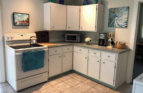 Gloucester Cottage | Private Cottage with AC & wifi, Steps to the Beach