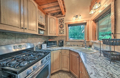 Eureka Cabin | Private Deck & Mtn Views: Family Getaway in Eureka